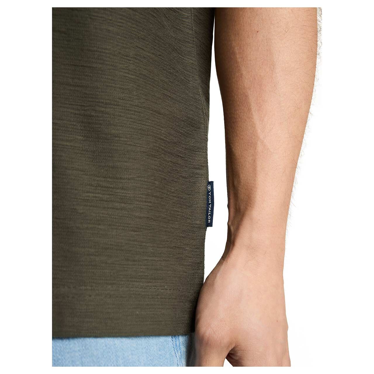 Herren T-Shirt von Tom Tailor in Dunkelgrün, detaillierte Vorderansicht am Model
