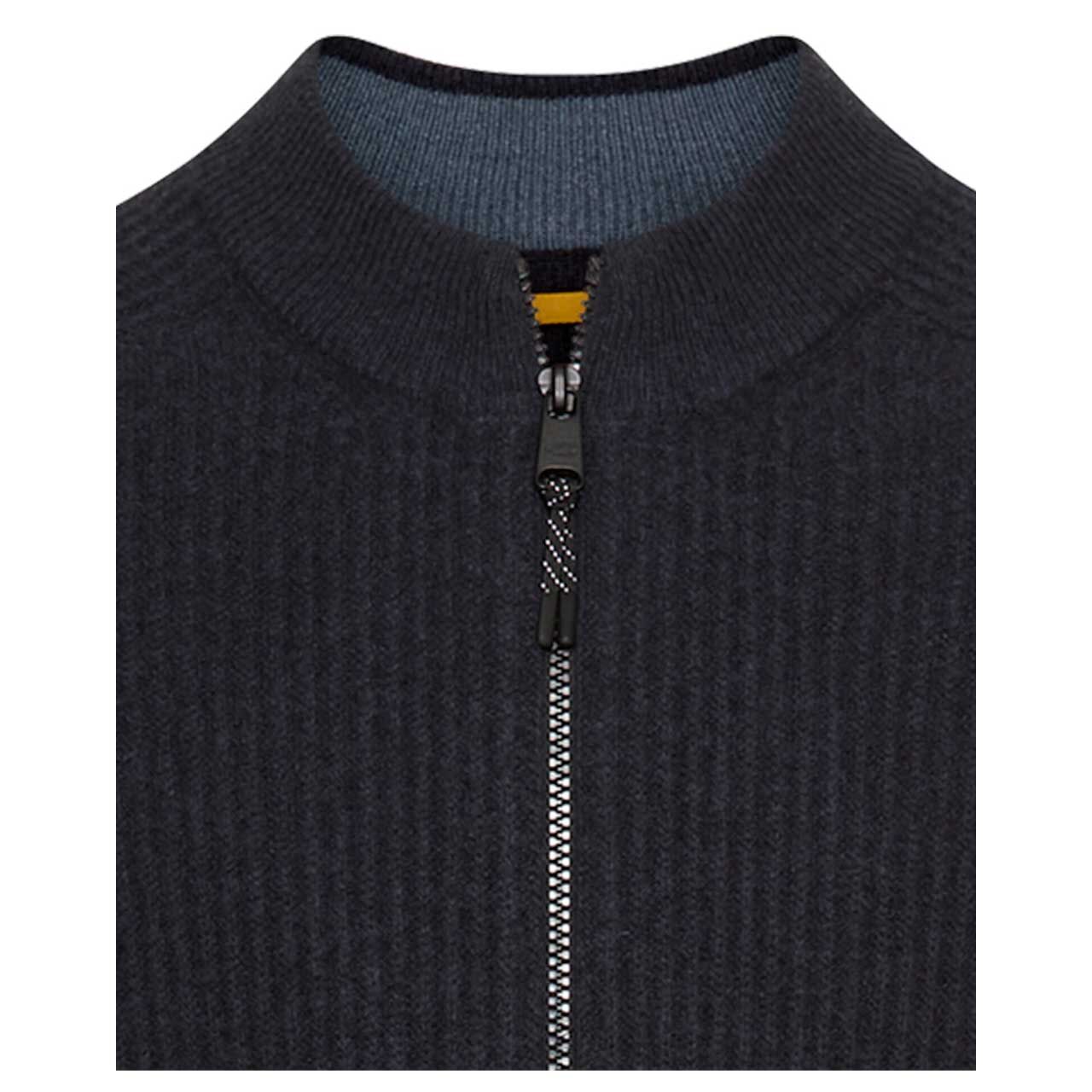 Herren Strickjacke von Camel active in der Farbe Dunkelblau meliert, Detailansicht Kragen vorne