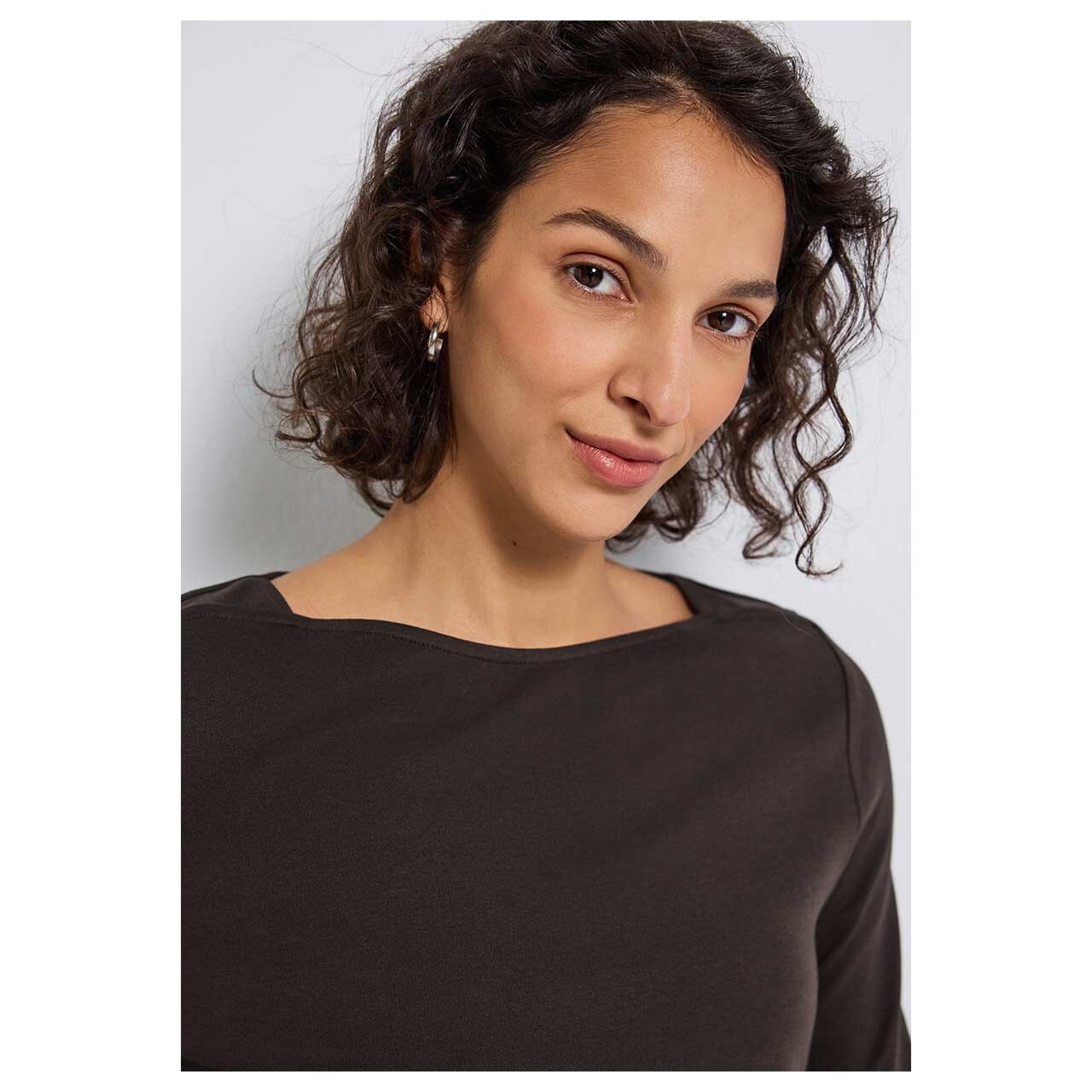 Damen 3/4 Arm Shirt Basic U-Boat von Street One in Dunkelbraun, Detailansicht vorne am Model