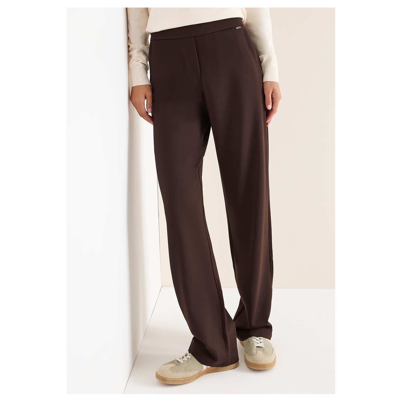 Damen Hose Neele Straight von Cecil in Dunkelbraun, Rückansicht am Model