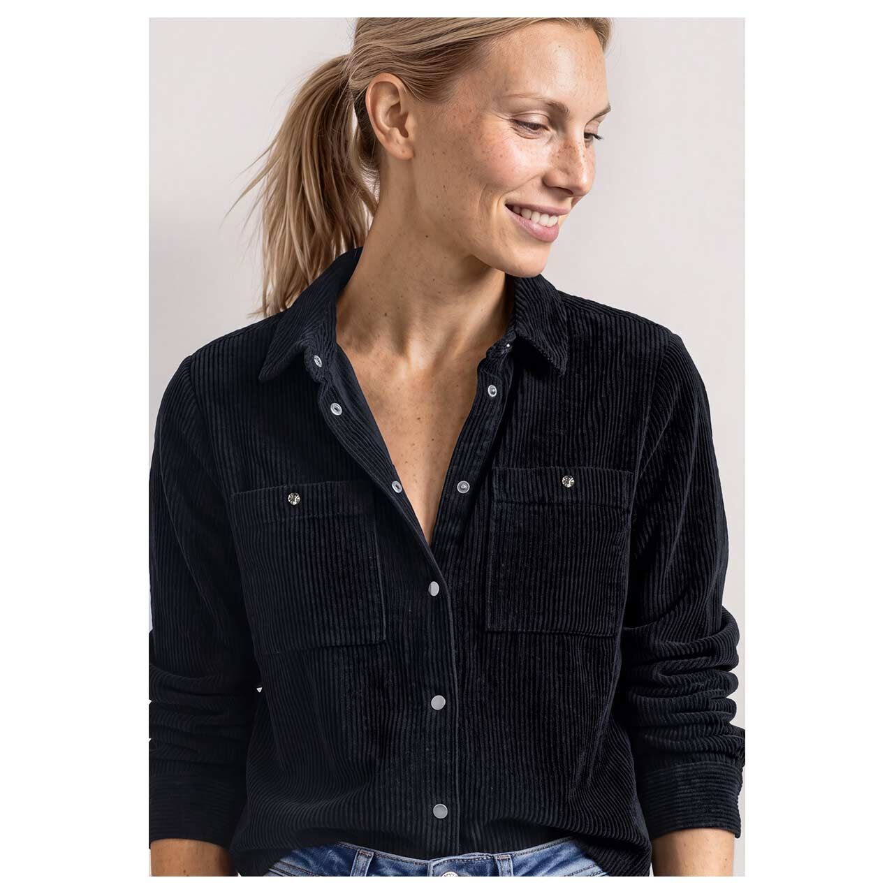 Damen Langarm Cord Bluse Corduroy Shirtcollar Button Detail von Street One in Dunkelblau, detaillierte Vorderansicht am Model