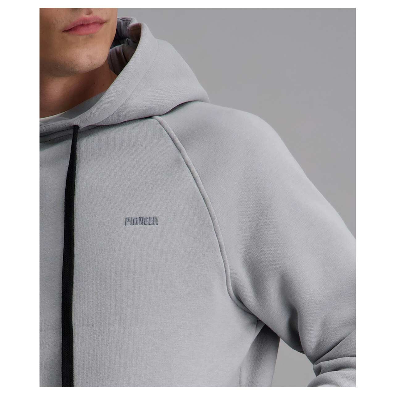 Herren Hoodie Sweatshirt von Pioneer in Grau, Detailansicht Logo am Model