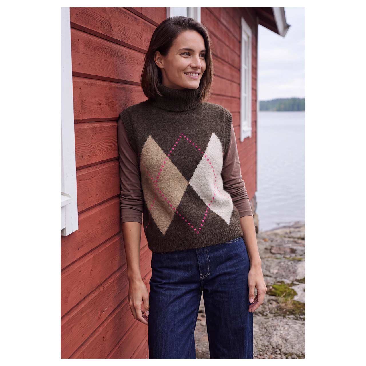 Damen Rollkragen Pullunder Featheryarn Argyle von Cecil in Dunkelbraun mit Print, Vorderansicht am Model