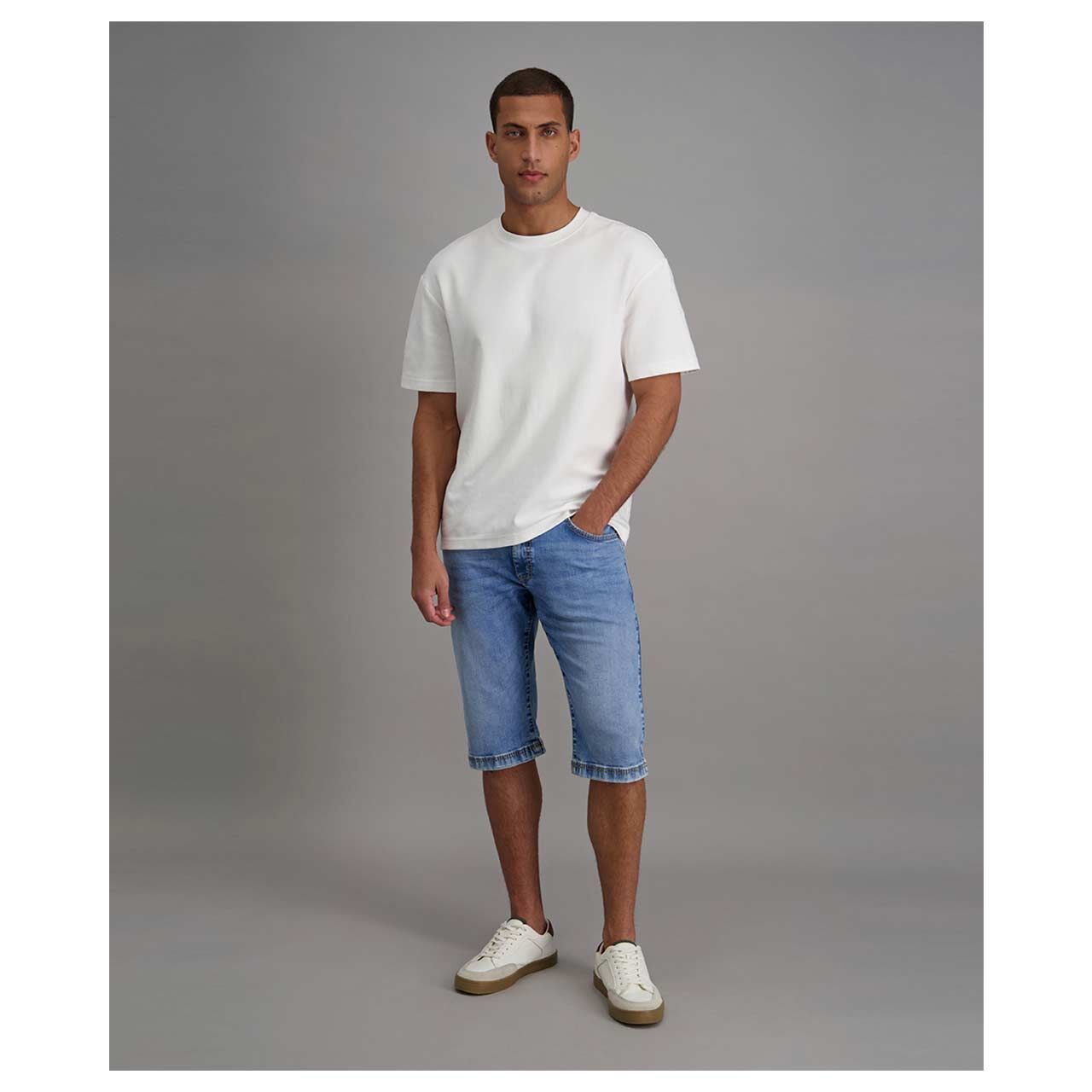 Bermuda Jeans Rouven Megaflex von Pioneer in Hellblau angewaschen, Vorderansicht am Model