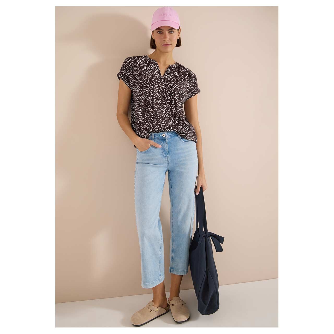 Damen Kurzarm Bluse Minimal Print von Cecil in Braun mit Print, Ganzkörperansicht
