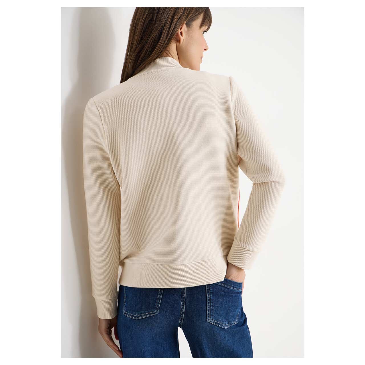 Damen Shirtjacke Ottoman Piping von Cecil in Hellbeige, Rückansicht mit Model