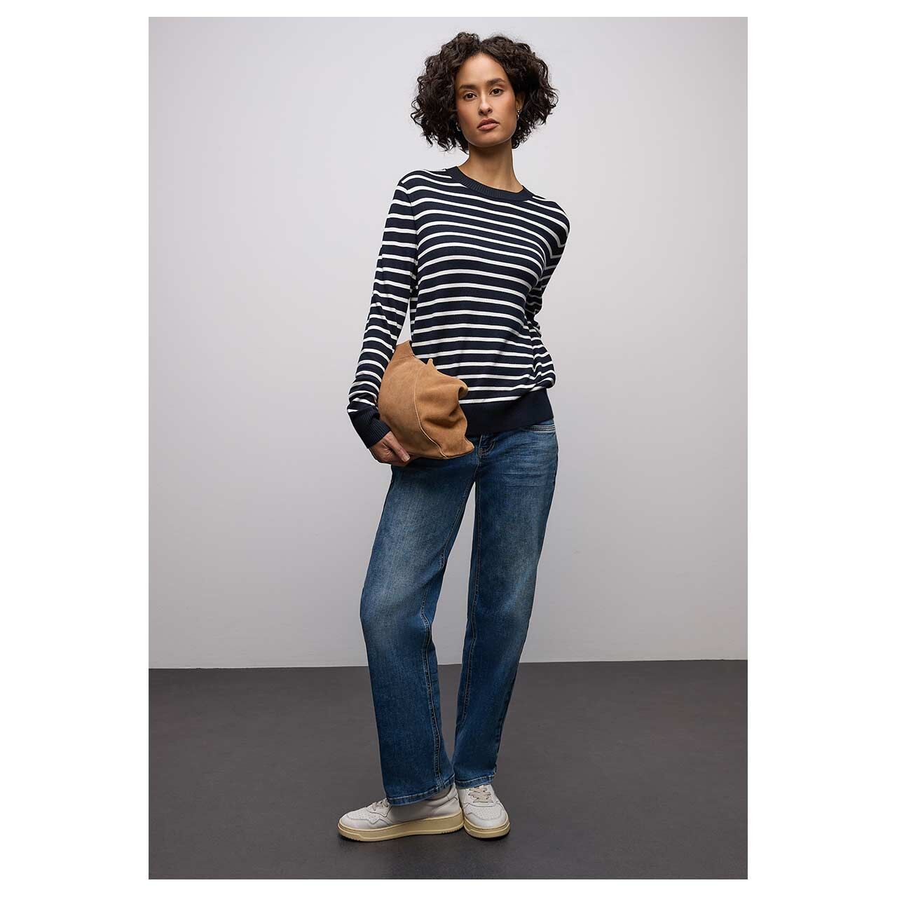 Damen Pullover Basic Sweater Stripes von Street One in Dunkelblau gestreift, Ganzkörperansicht am Model
