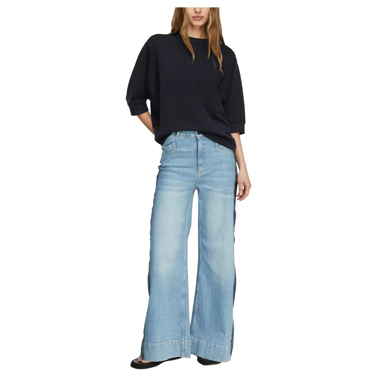 Damen Sweatshirt von Comma in Dunkelblau, Ganzkörperansicht am Model