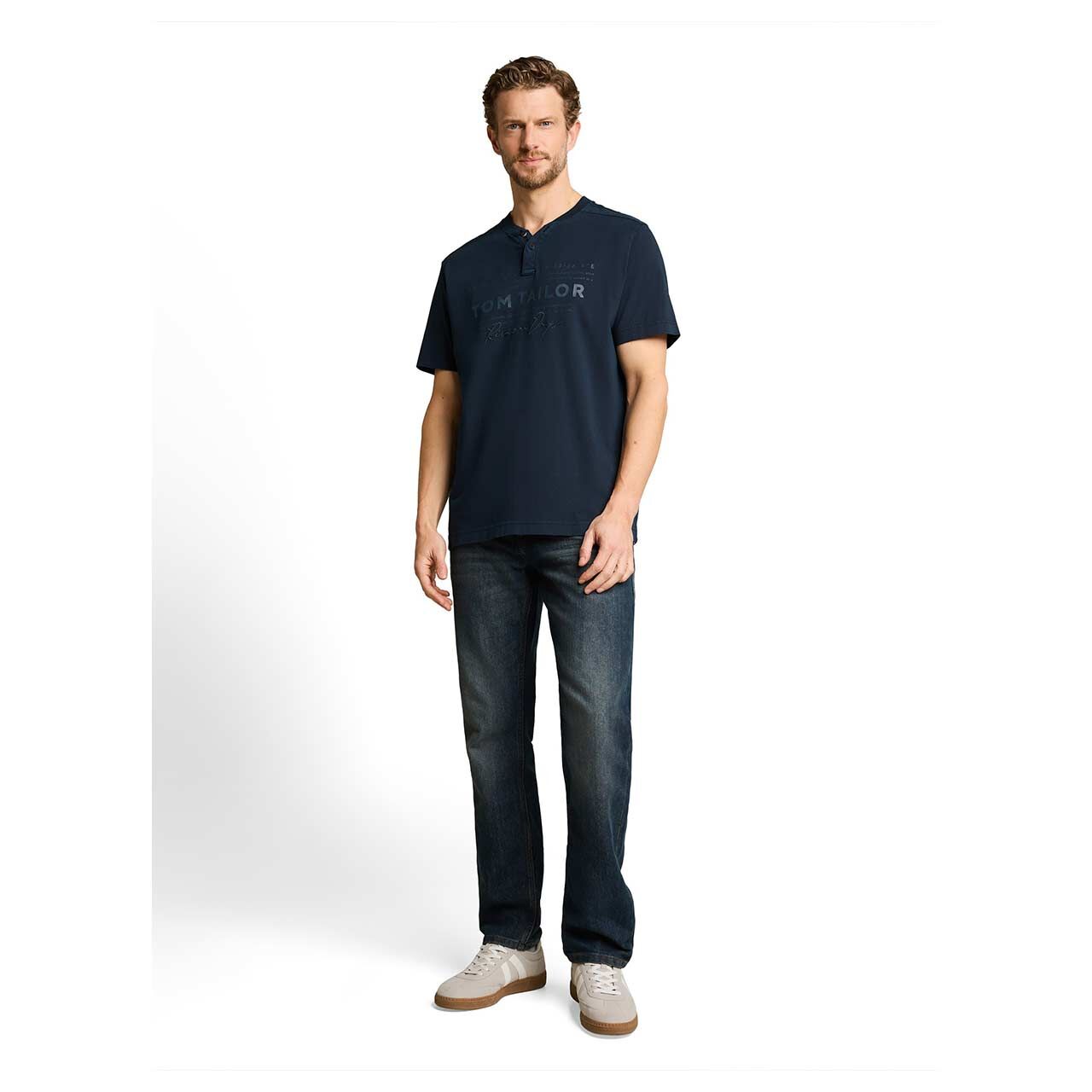 Herren T-Shirt Henley von Tom Tailor in Dunkelblau mit Print, Ganzkörperansicht am Model