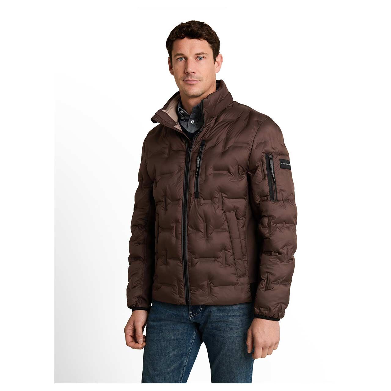 Herren Jacke Decorative Hybrid Jacket von Tom Tailor in Dunkelbraun, Vorderansicht am Model