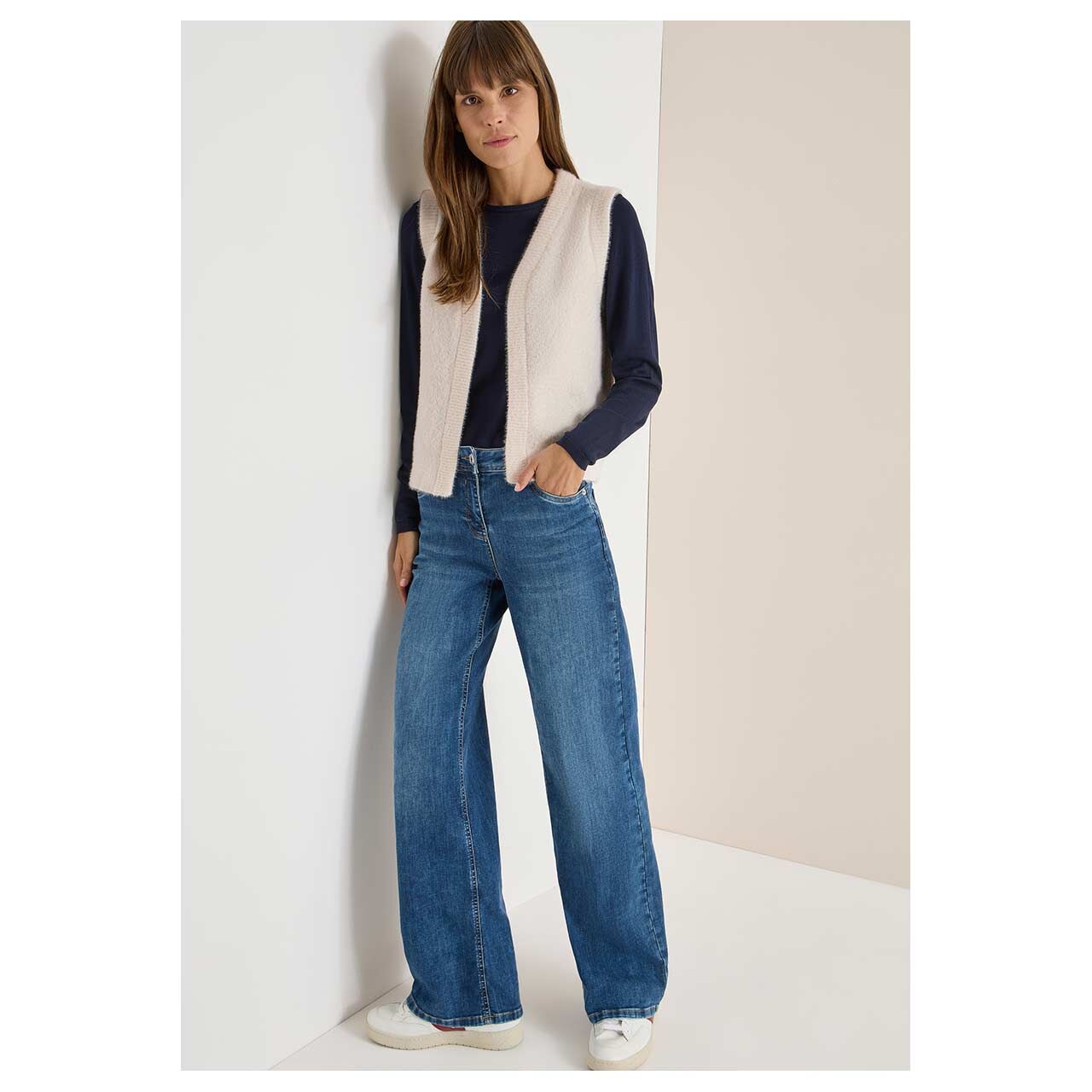 Damen Weste Feather Yarn Vest von Cecil in Hellbeige meliert, Ganzkörperansicht am Model