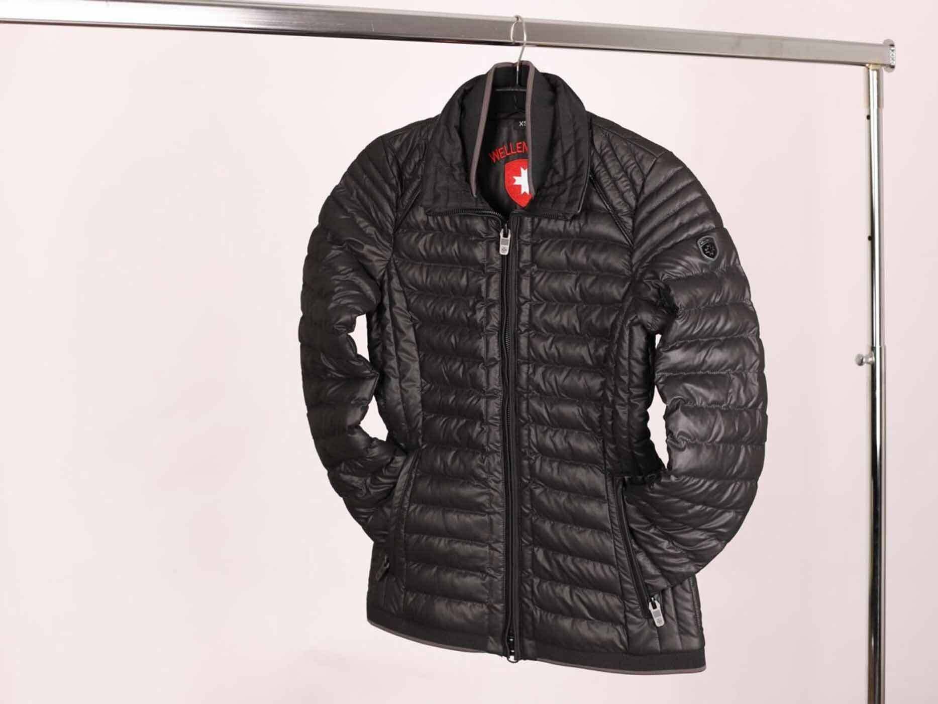 Die Wellensteyn MOL Lady hängt auf einem Kleiderbügel an einer Kleiderstange.