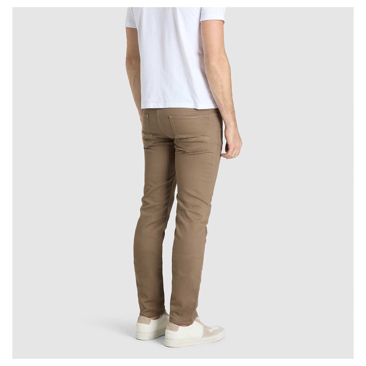 Herren Baumwollhose Jogn Jeans von MAC in Braun mit Print, seitliche Rückansicht am Model