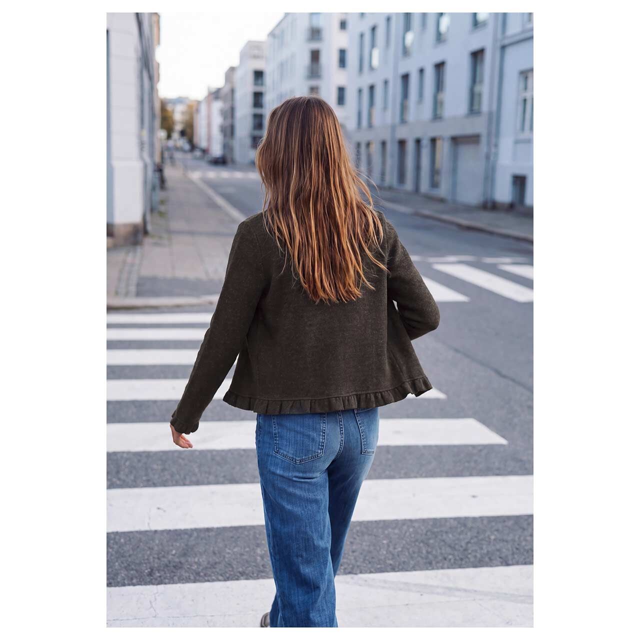 Damen Strickjacke Soft Jacket Frills von Street One Studio in Dunkelbraun meliert, Rückansicht am Model