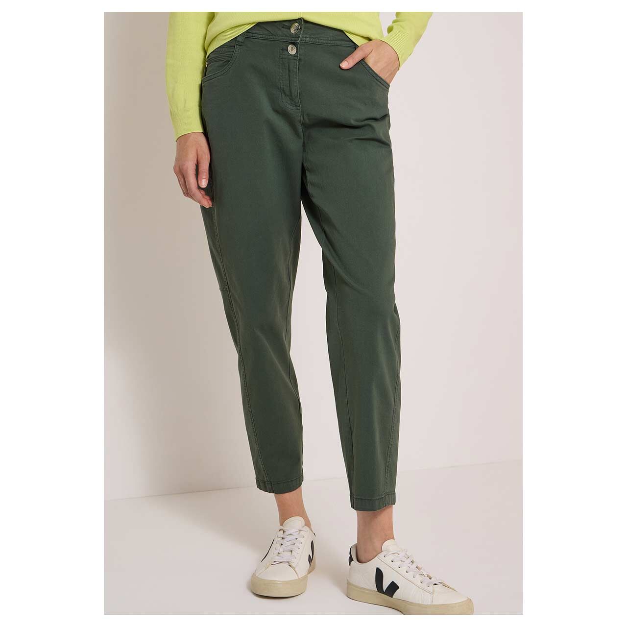 Damen Ankle Baumwollhose Scarlett Barrel von Cecil in der Olivgrün, Vorderansicht am Model