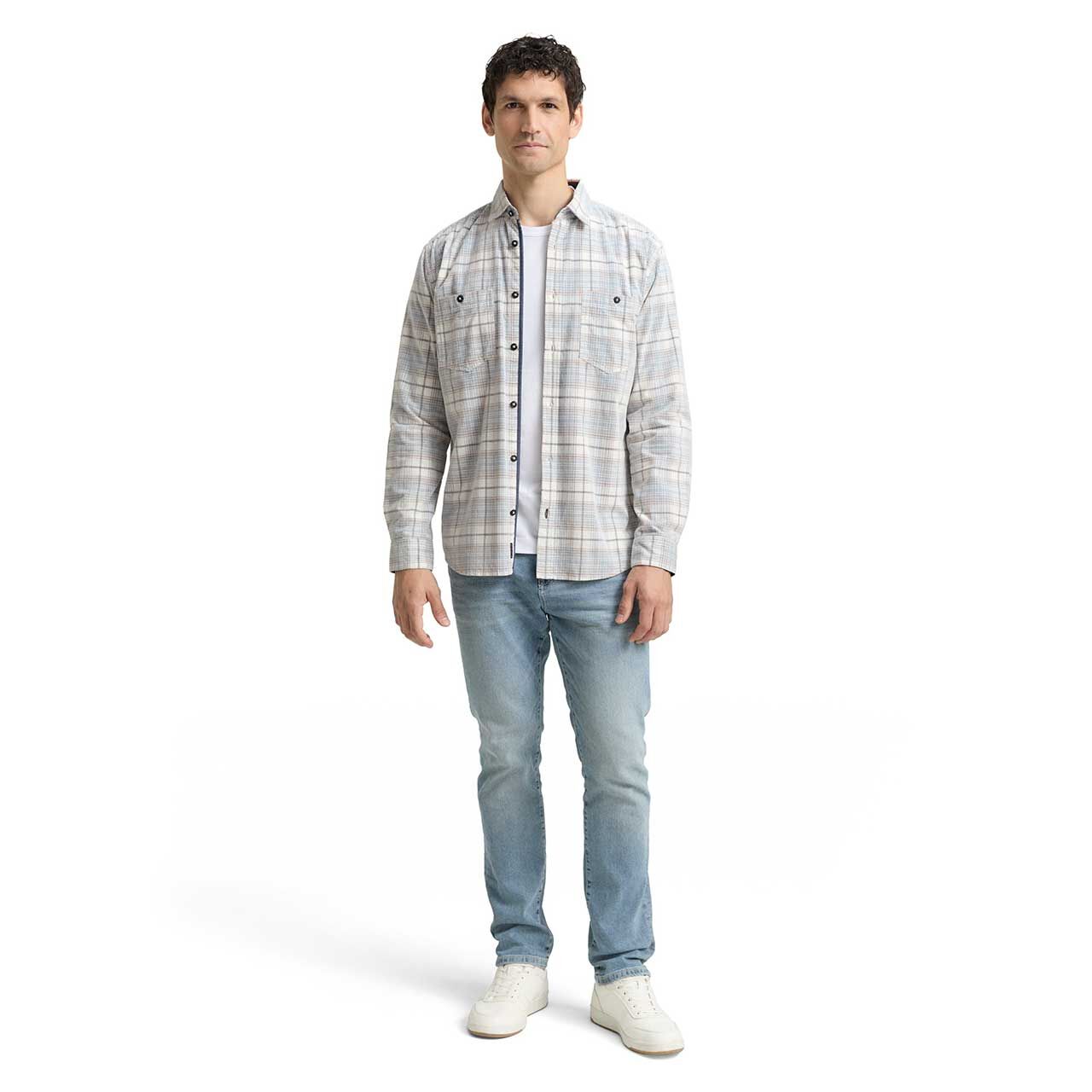 Herren Cord Hemd von Tom Tailor in Hellblau kariert, Ganzkörperansicht am Model
