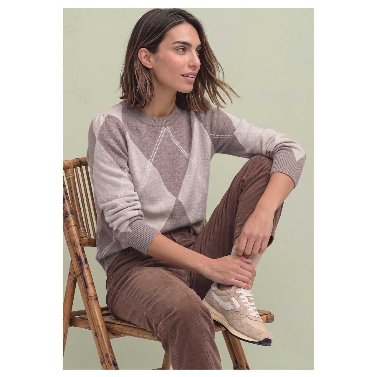 Damen Pullover Cosy Sweater Intarsia von Street One in Beige mit Print, Vorderansicht am sitzenden Model