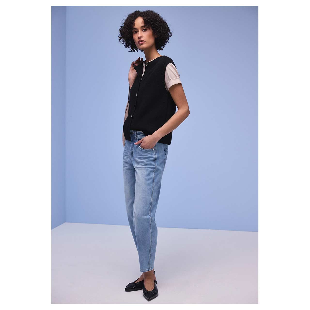 Damen Ankle Jeans Karlie Barrel von Street One in Hellblau angewaschen, Ganzörperansicht Model vorne