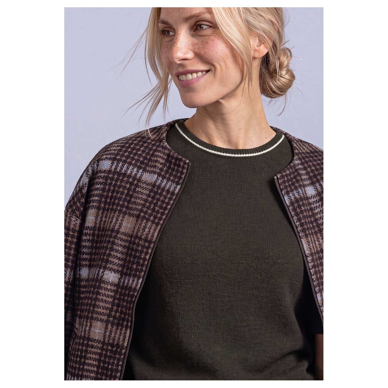 Damen Kurzarm Pullover Cosy Sweater Collar Detail von Street One in Dunkelbraun meliert, detaillierte Vorderansicht am Model