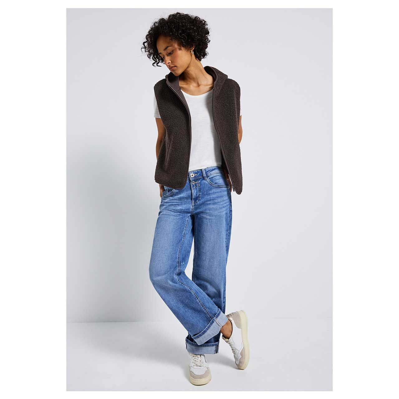 Damen Hoodie Teddy Weste von Street One in Dunkelbraun, Ganzkörperansicht am Model