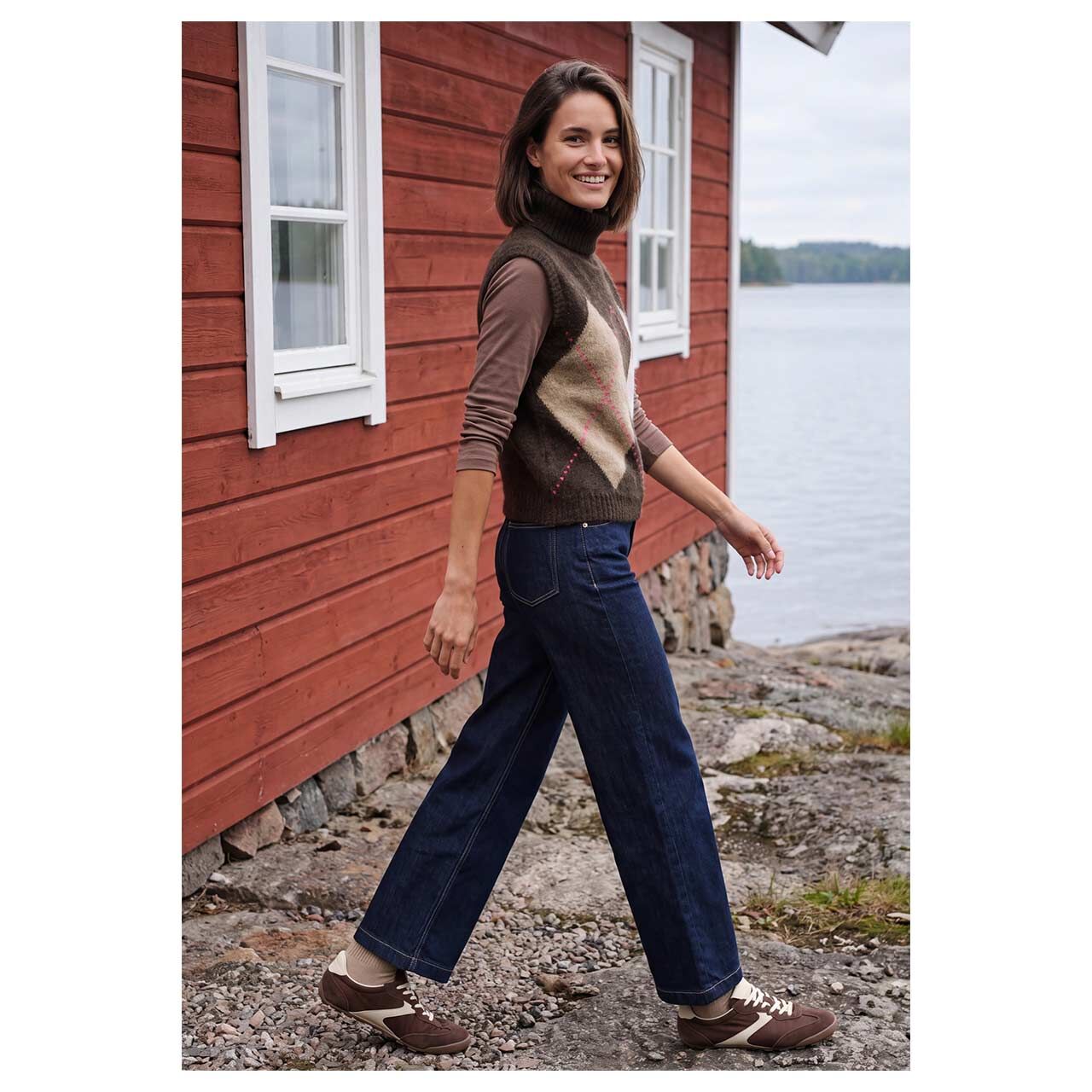 Damen Rollkragen Pullunder Featheryarn Argyle von Cecil in Dunkelbraun mit Print, Ganzkörperansicht am Model