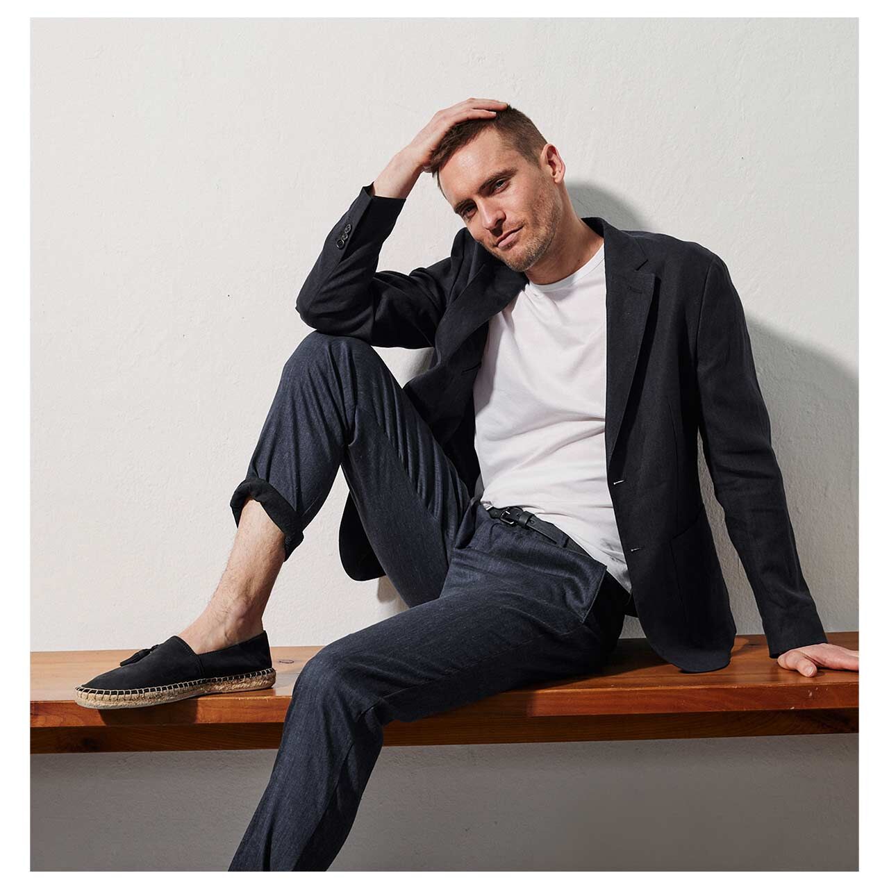 Herren Lennox Chino Leinenhose von MAC in Dunkelblau meliert, getragen am Model