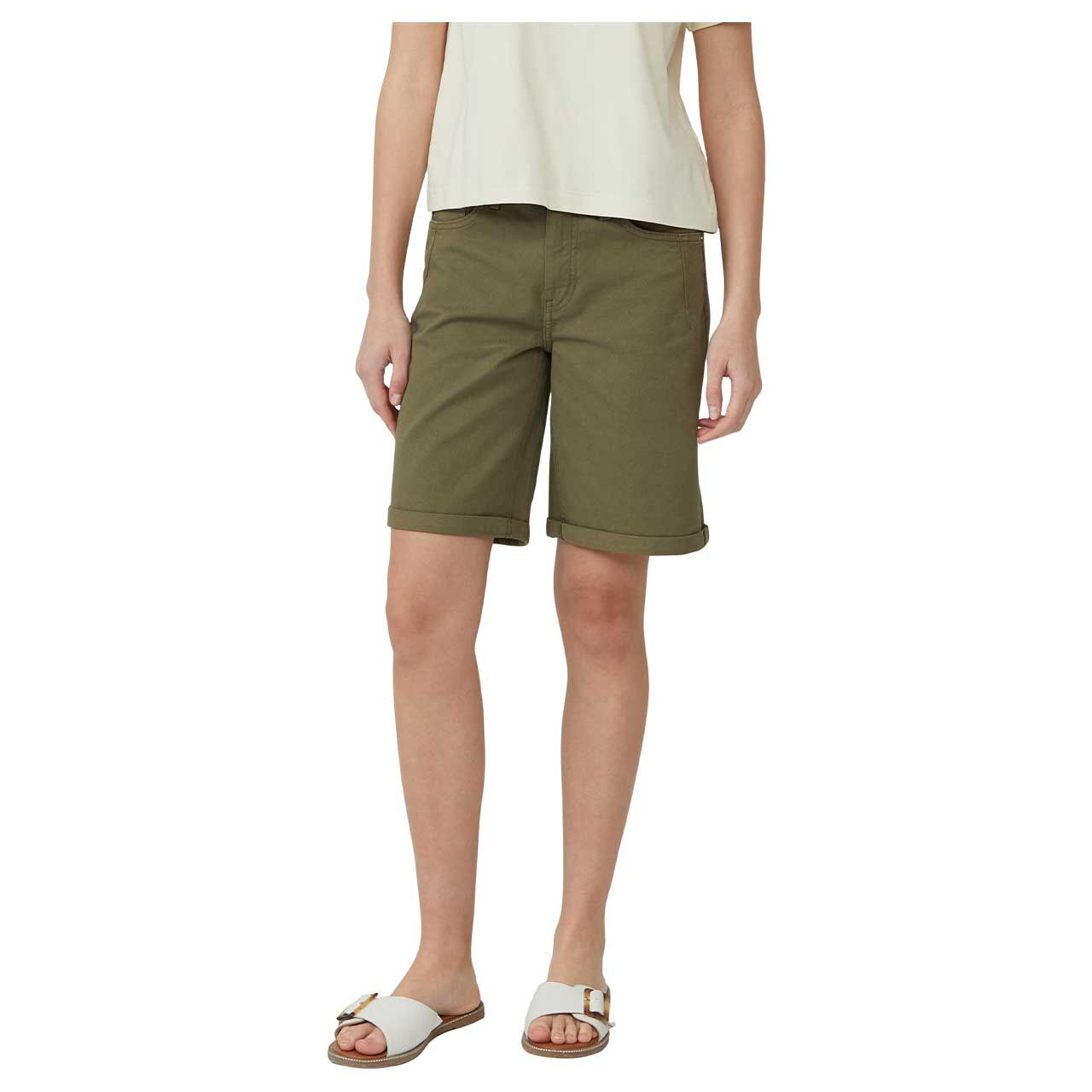 Vorderansicht der getragenen Damen Jeans Shorts von s.Oliver in Grün