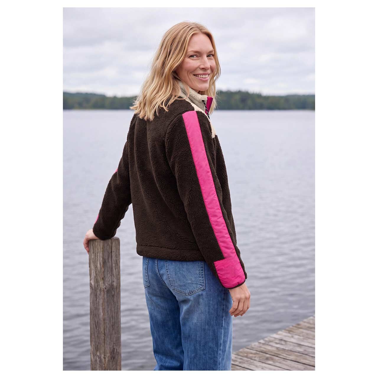 Damen Teddyjacke Matmix von Cecil in Dunkelbraun-Pink, Rückansicht am Model
