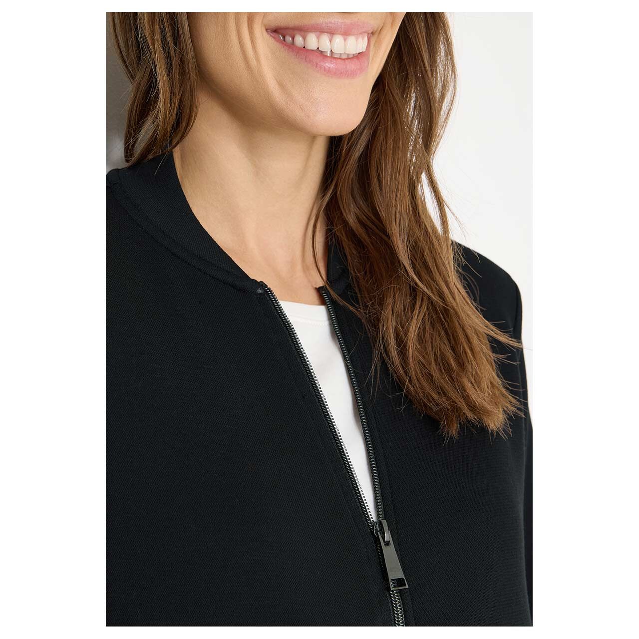 Damen Sweatjacke Soft Piqué von Cecil in Schwarz, detaillierte Vorderansicht am Model