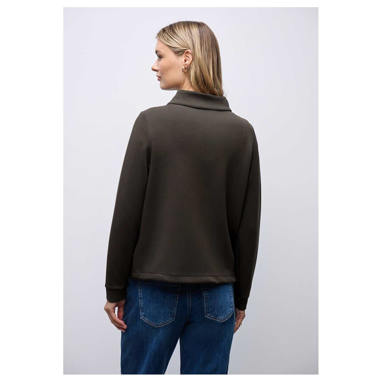 Damen Sweatjacke Silk Look von Street One in Dunkelbraun, Rückansicht am Model