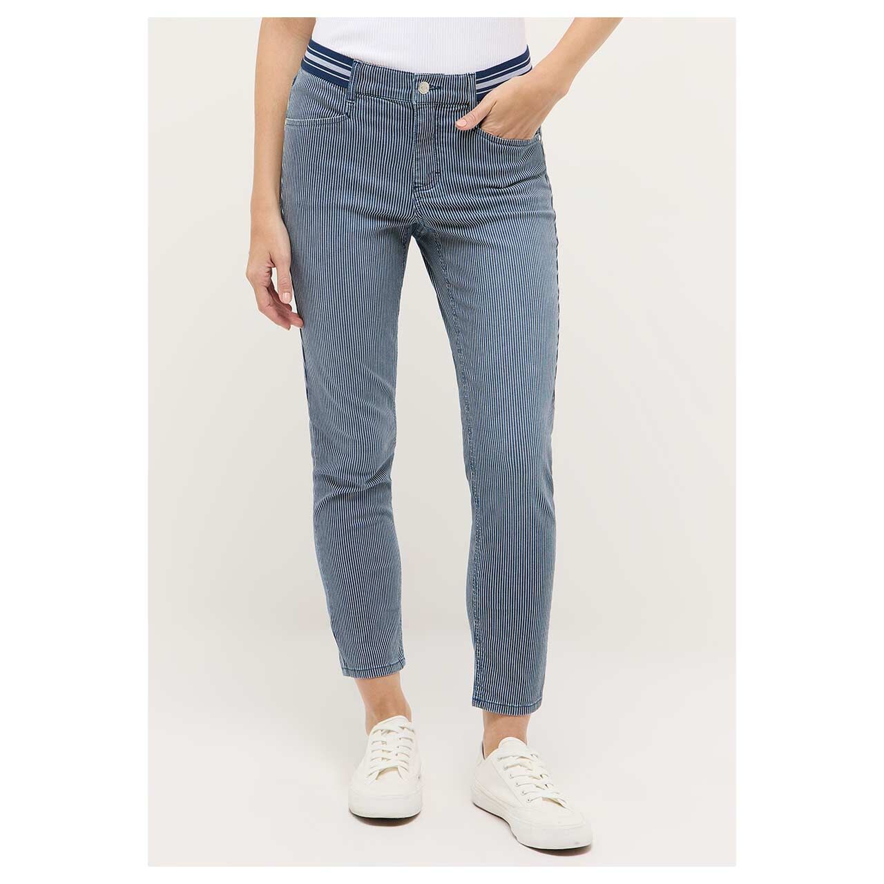 Damen 7/8 Jeans Ornella Sporty von Angels in Dunkelblau gestreift, Vorderansicht am Model