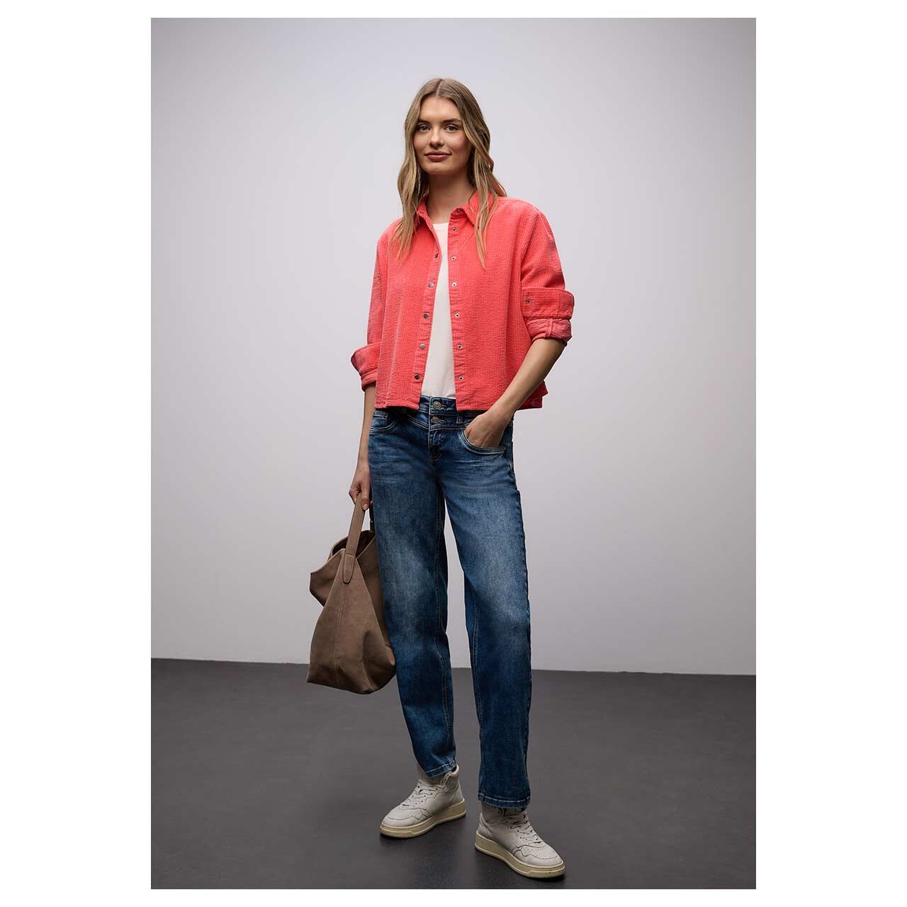 Damen Langarm Cord Bluse Corduroy Shirtcollar von Street One in Pink, Ganzkörperansicht am Model