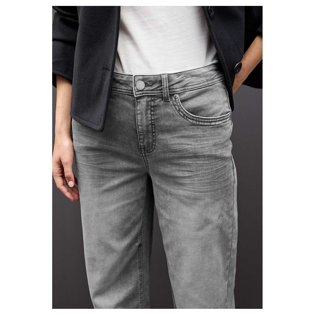 Damenjeans Wide Leg von Street One in Hellgrau verwaschen, detaillierte Vorderansicht am Model