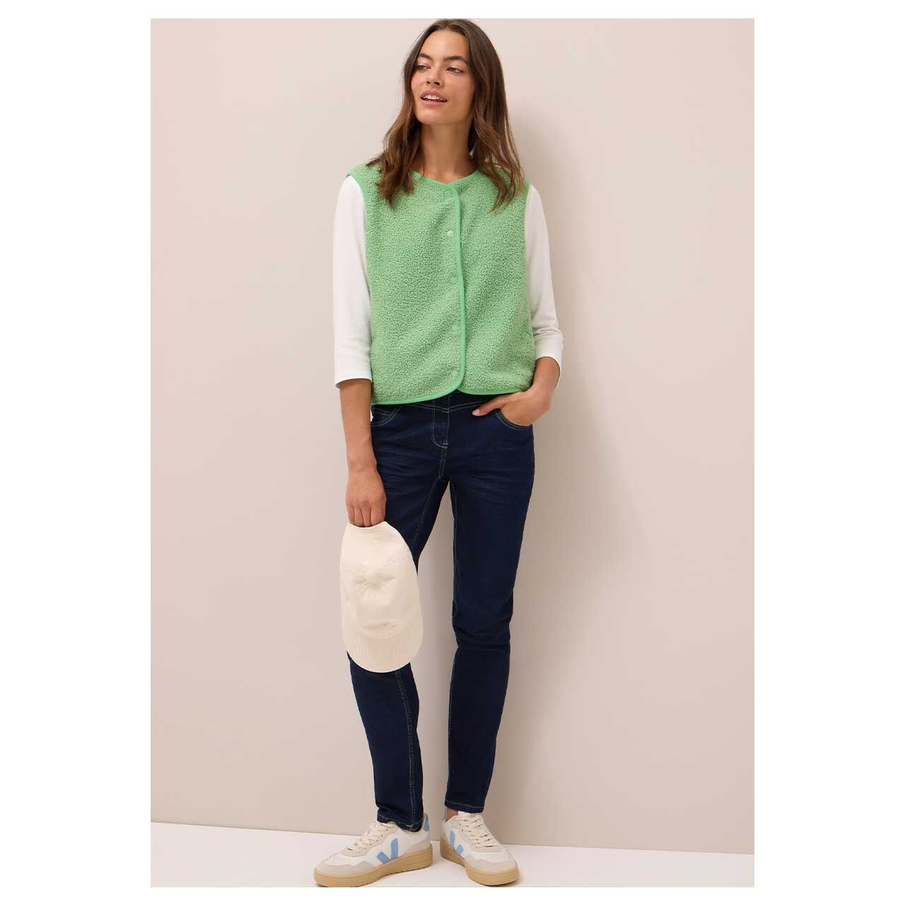 Damen Weste Curly Fake Wool Vest von Cecil in Grün, Ganzkörperansicht am Model