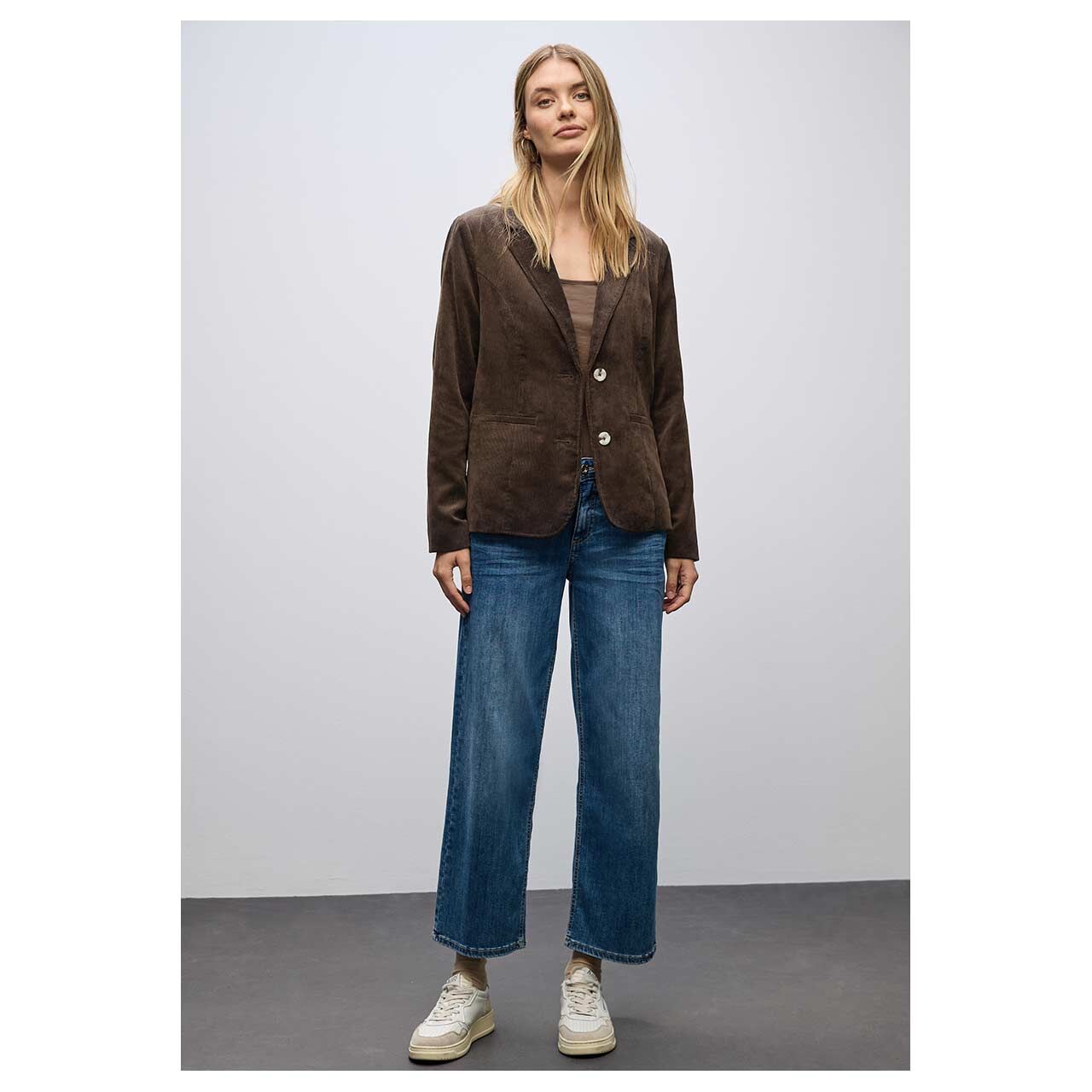 Damen Cord Blazer Corduroy von Street One in Dunkelbraun, Ganzkörperansicht am Model