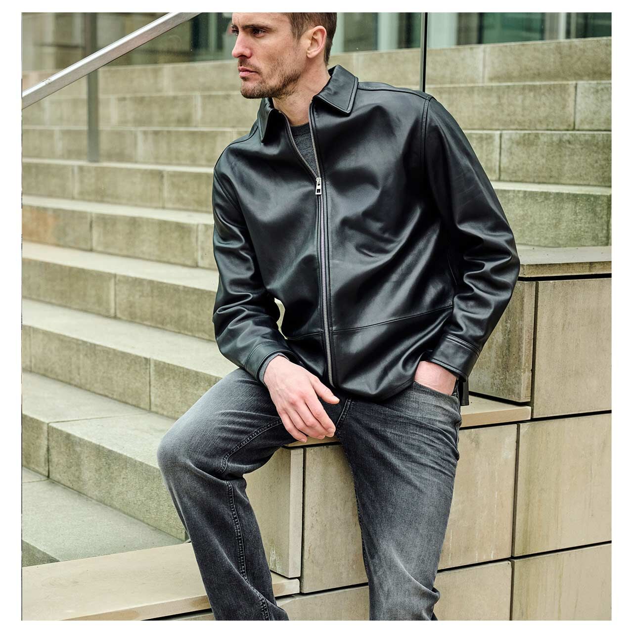 Herrenjeans Rick von MAC in Dunkelgrau verwaschen, Vorderansicht Model sitzend