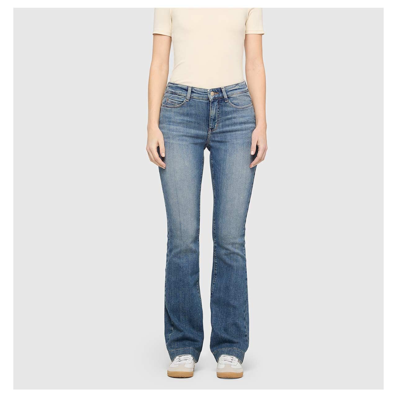 Stretch Damenjeans Dream Boot von MAC in Blau angewaschen, Vorderansicht am Model