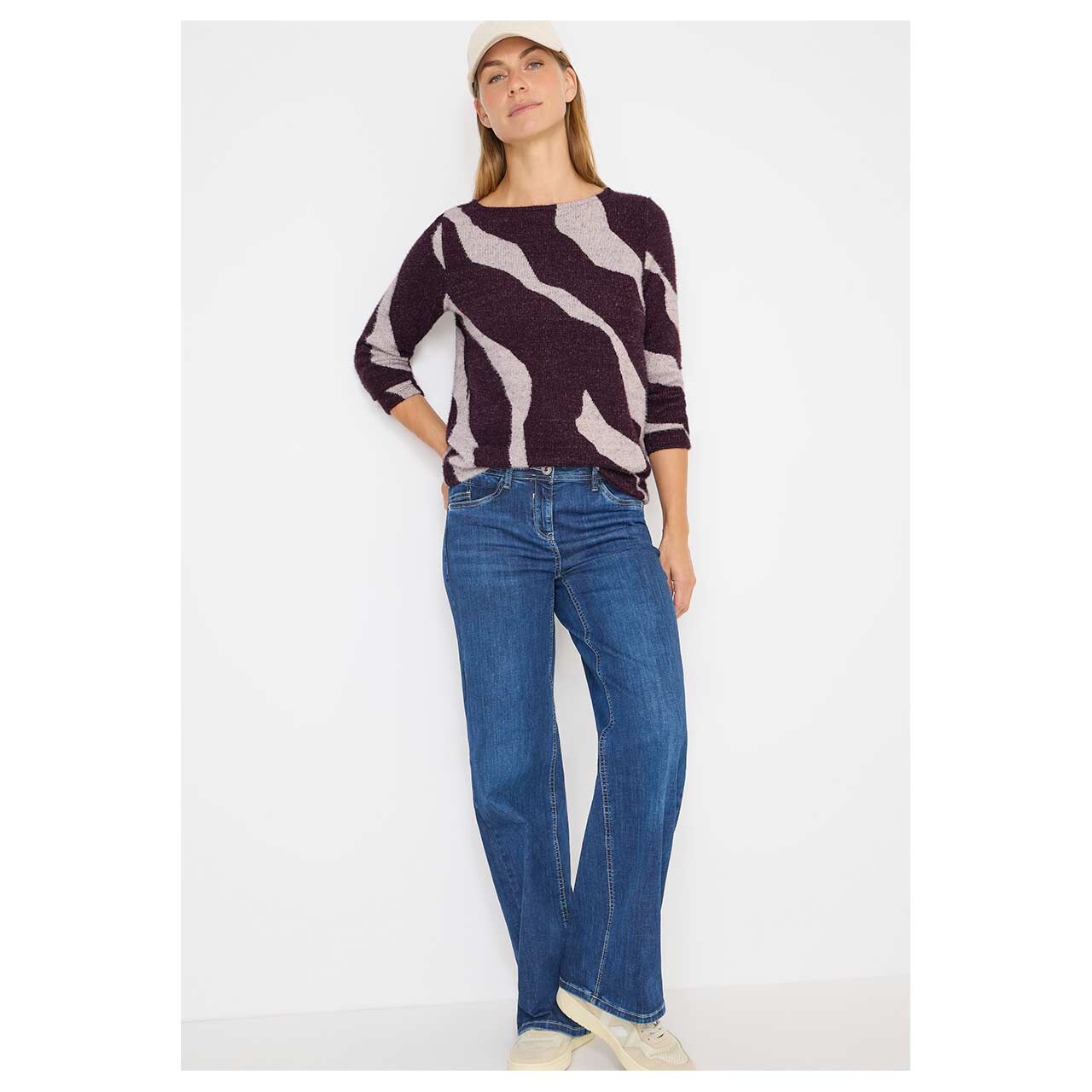 Damen Pullover Big Feather Yarn von Cecil in Lila mit Print, Ganzkörperansicht am Model