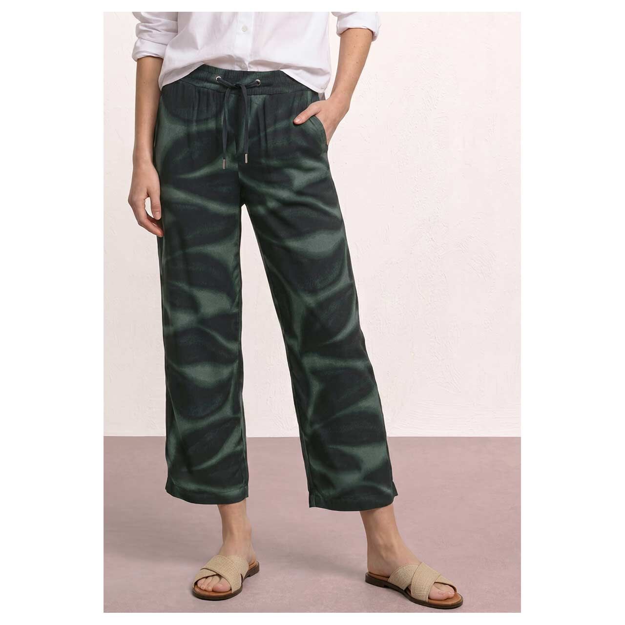 Stretch Damen 7/8 Hose Emee Wide Leg von Street One in Dunkelgrün mit Print, Vorderansicht am Model