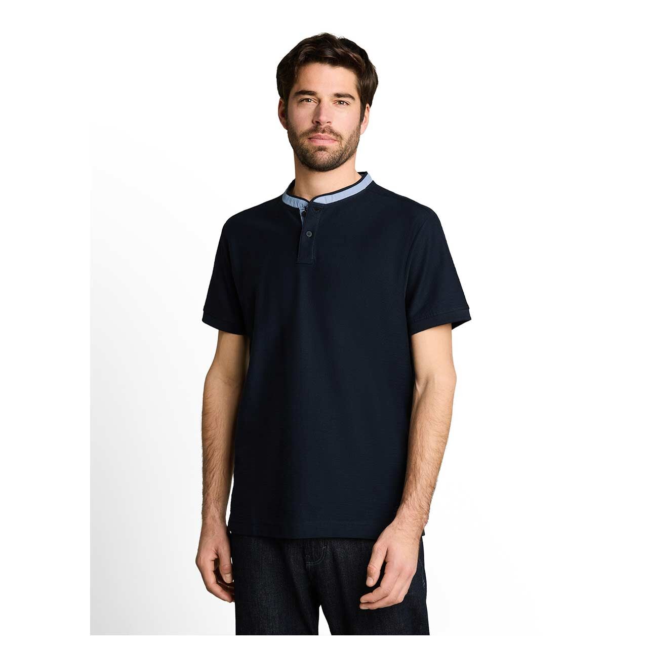 Herren T-Shirt Henley von Tom Tailor in Dunkelblau, Vorderansicht am Model