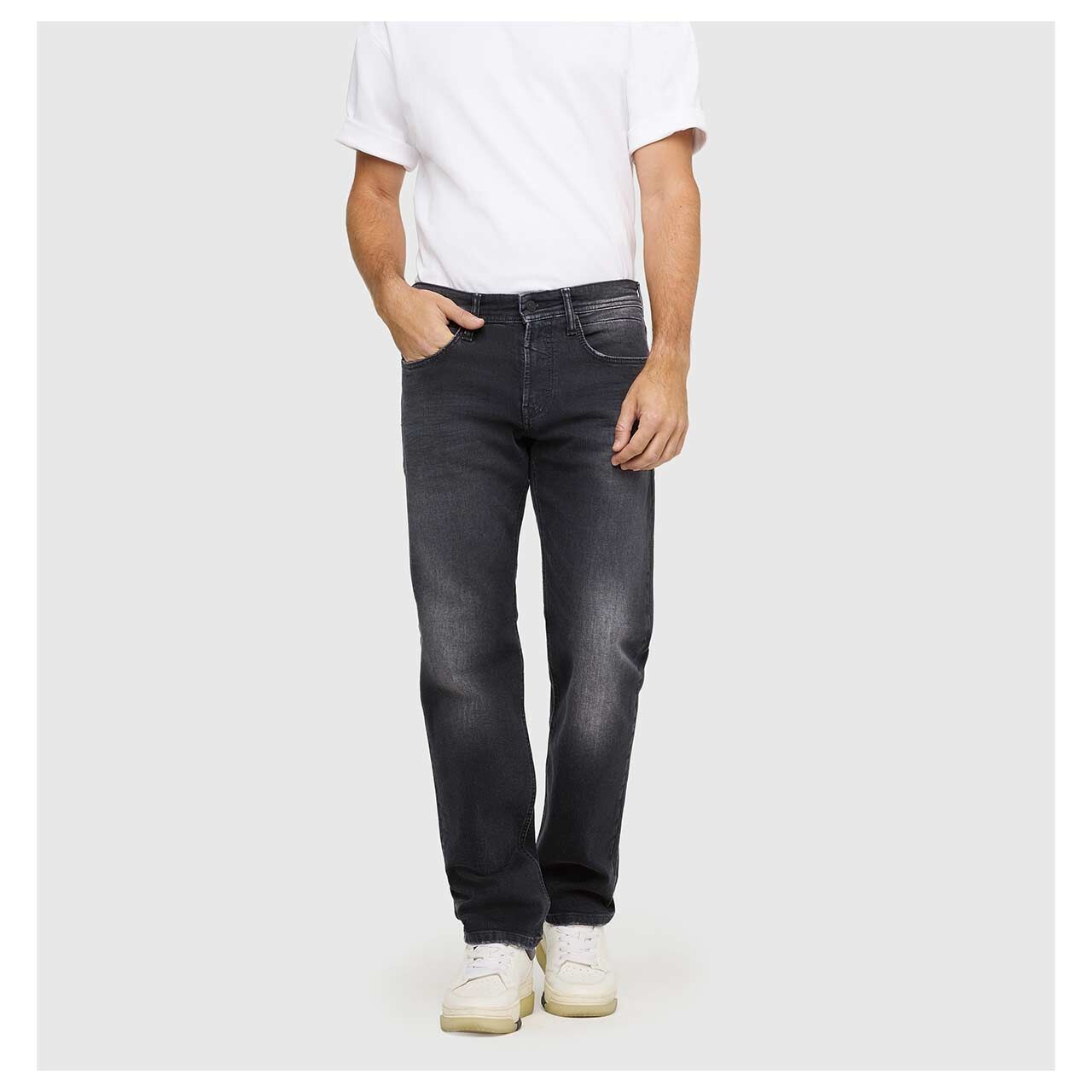 Stretch Herrenjeans Ben von MAC in Schwarz verwaschen, Vorderansicht am Model