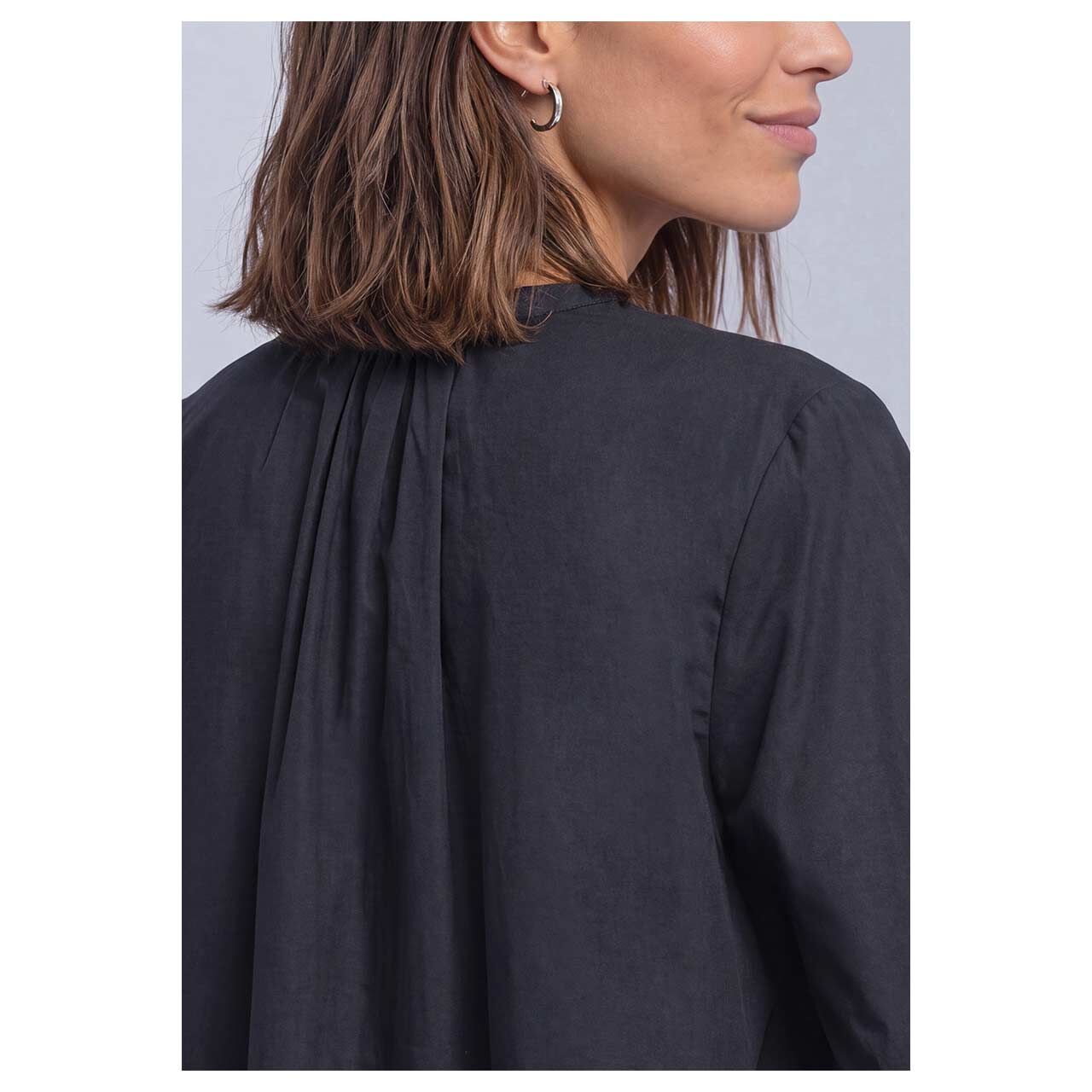 Damen 3/4 Arm Bluse Splitneck Button Detail von Street One in Dunkelblau, detaillierte Vorderansicht am Model