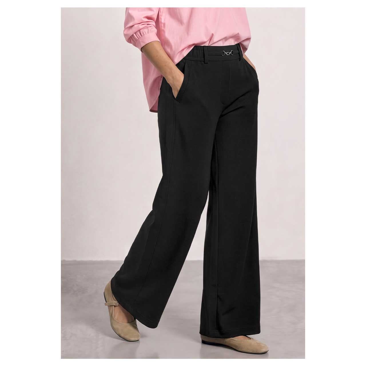 Stretch Damenhose Amalia Straight Leg von Street One in Schwarz, Vorderansicht am Model