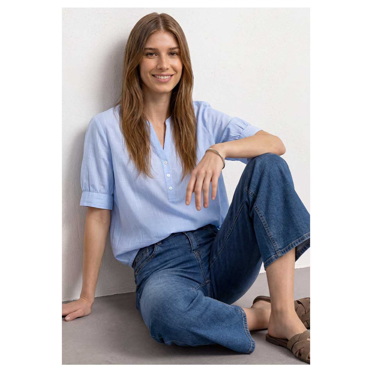 Damen Kurzarm Bluse Chambray Splitneck von Street One in Blau mit Print, Ganzkörperansicht am sitzenden Model