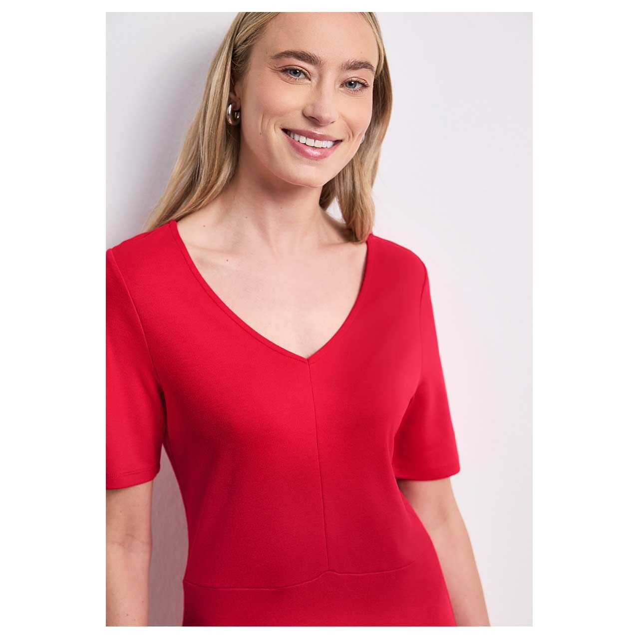 Damen Kurzarm Kleid Jersey Dress von Street One in Rot, detaillierte Vorderansicht am Model