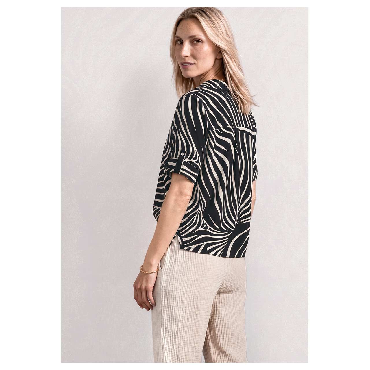 Damen Kurzarm Bluse Buttoned Shirtcollar von Street One in Schwarz mit Print, Rückansicht am Model