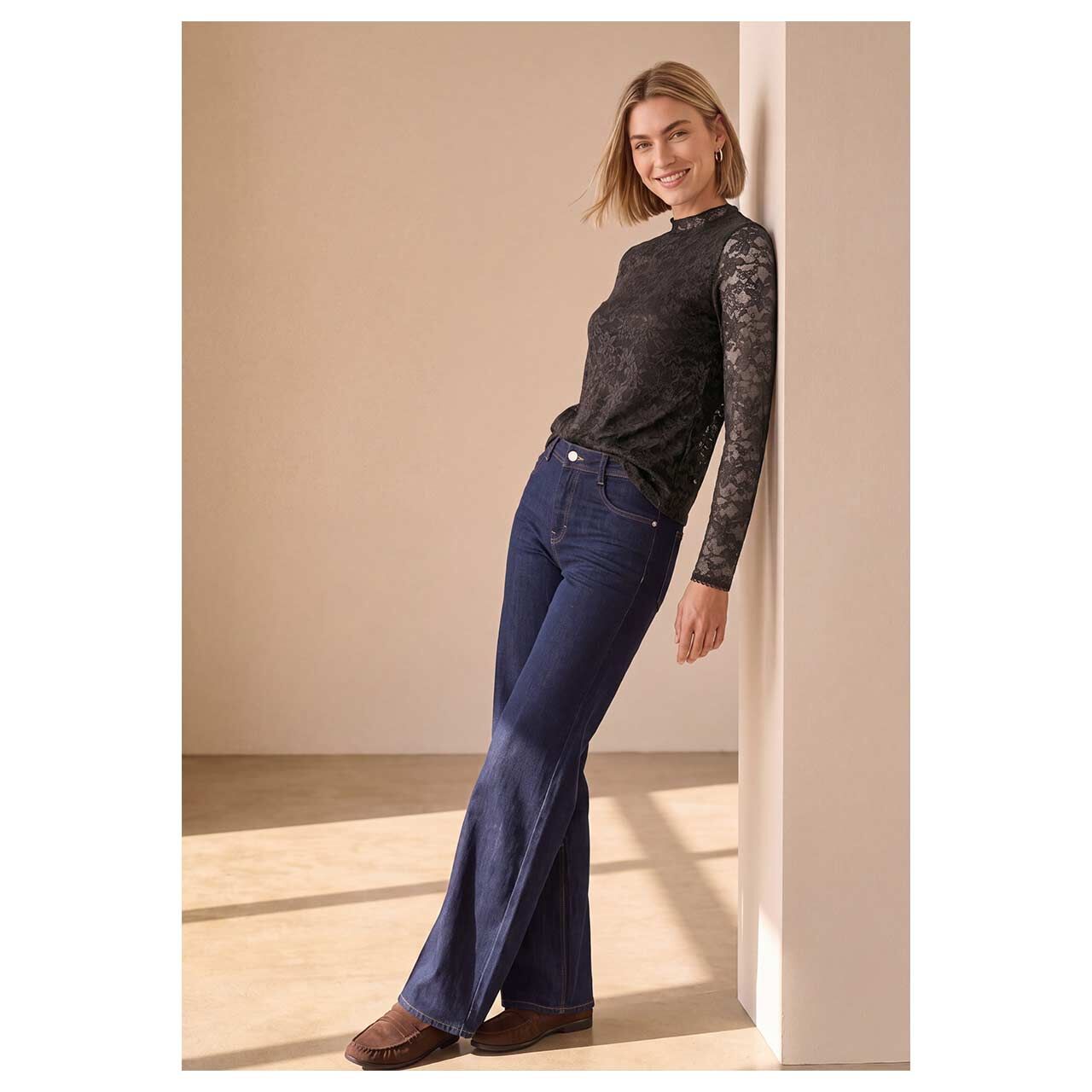 Damen Langarm Shirt Lace Turtle Neck von Street One in Dunkelbraun, Ganzkörperansicht am Model