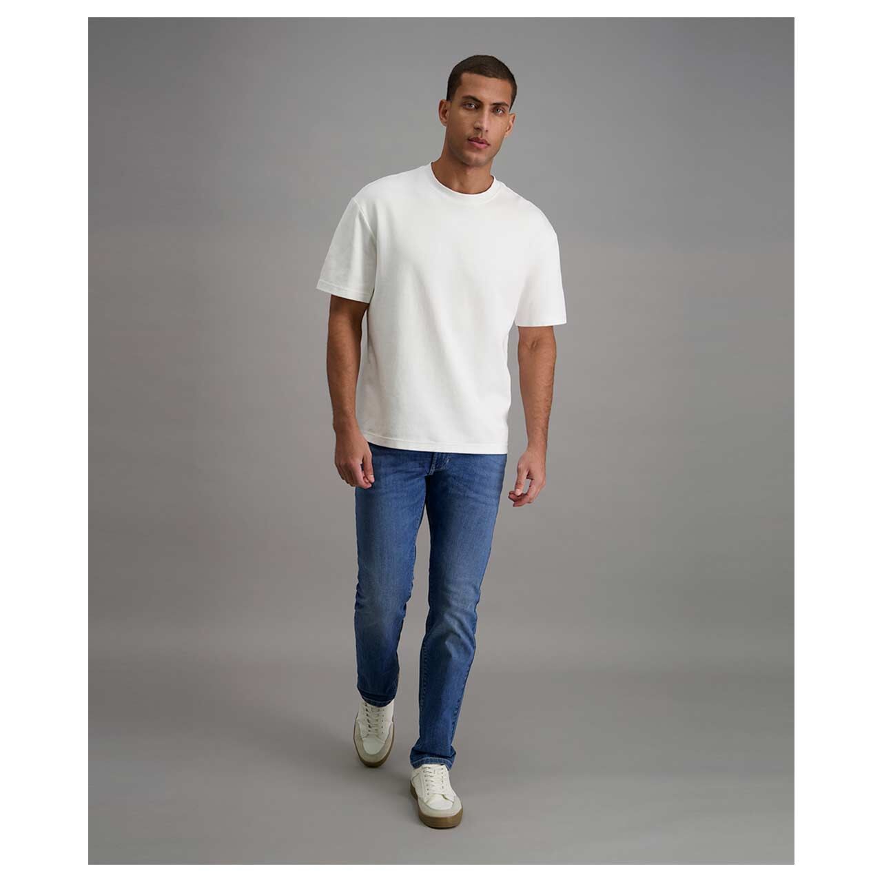 Stretch Herrenjeans Rando Megaflex in Blau angewaschen, Ganzkörperansicht am Model