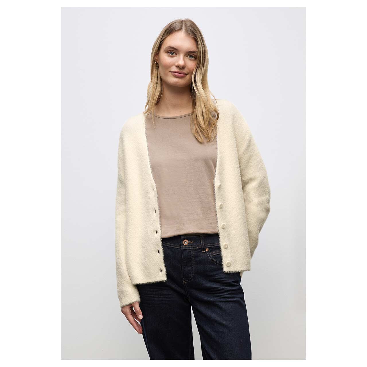 Damen Strickjacke Fluffy Cardigan von Street One in Hellbeige, Vorderansicht am Model