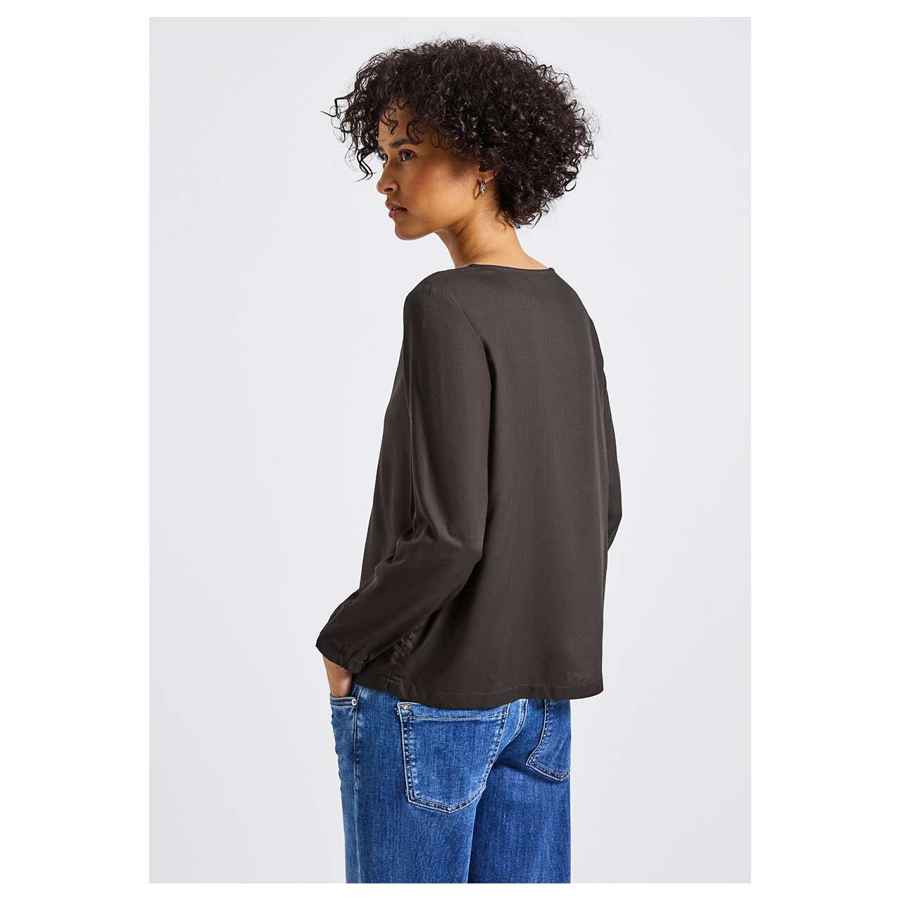 Damen Langarm Bluse Roundneck Slit von Street One in Dunkelbraun, Rückansicht am Model